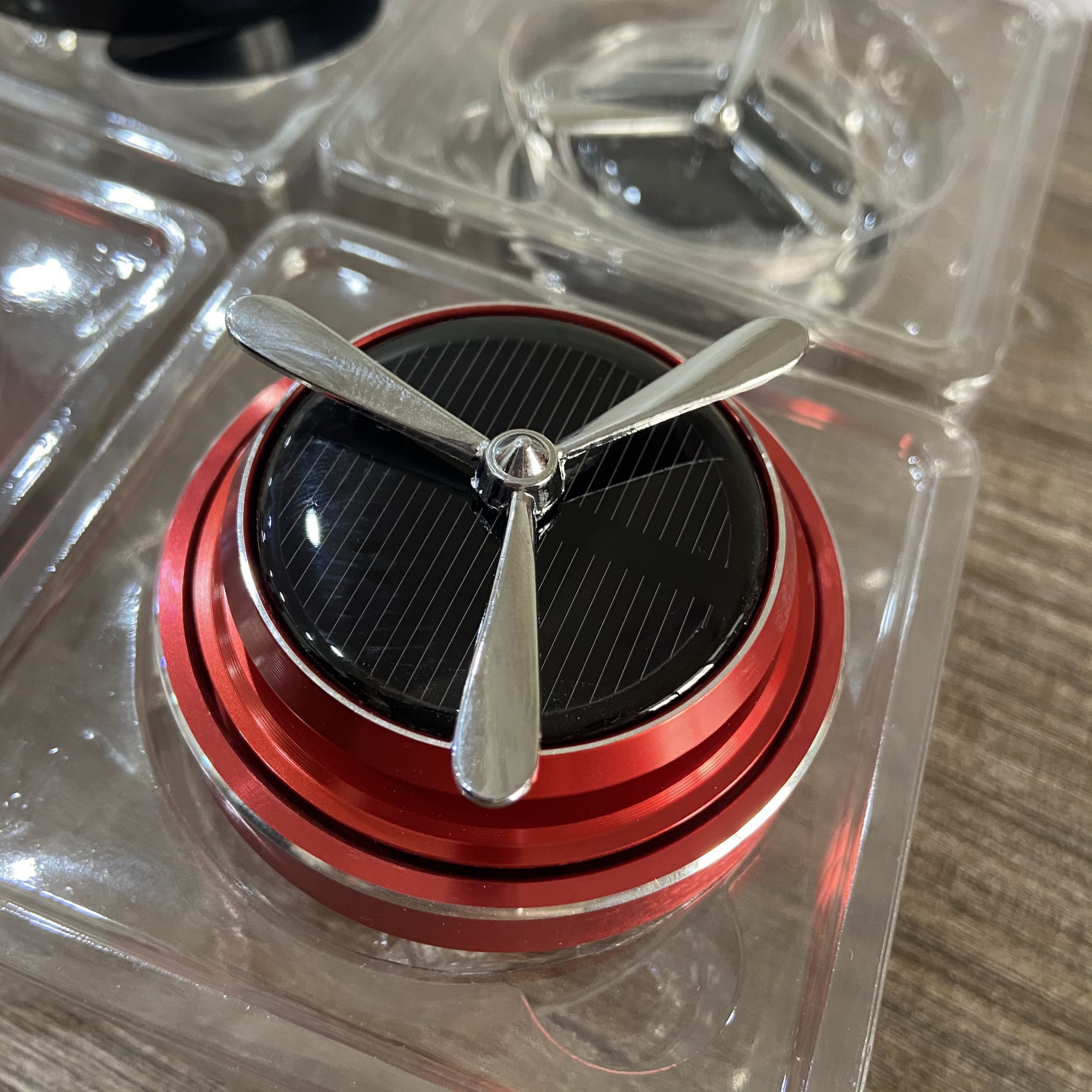 sản phẩm khuếch tán nước hoa bằng năng lượng mặt trời
Thiết kế sang trong quấn hút mọi ánh nhìn
Có 2 màu sắc sang trong là màu đỏ và đen cho các bác lựa chọn nhé