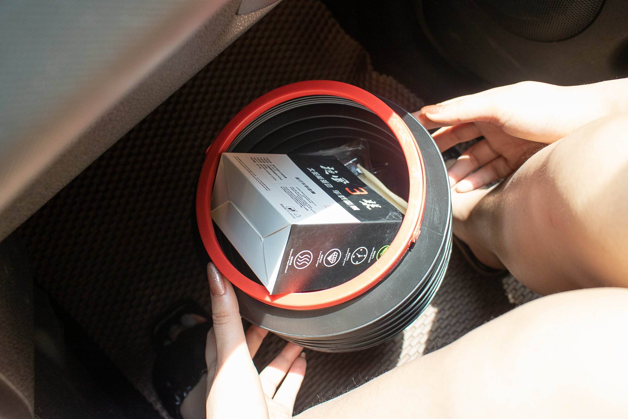 Thùng rác gấp gọn trên xe hơi tiện dụng dùng đựng đồ đa năng
Chất liệu: nhựa PP
Làm sọt rác trên ô tô
Dùng đựng nước
Sọt thu xếp gấp gọn
Kích thước :24*18cm
Gấp gọn :5.5*18cm